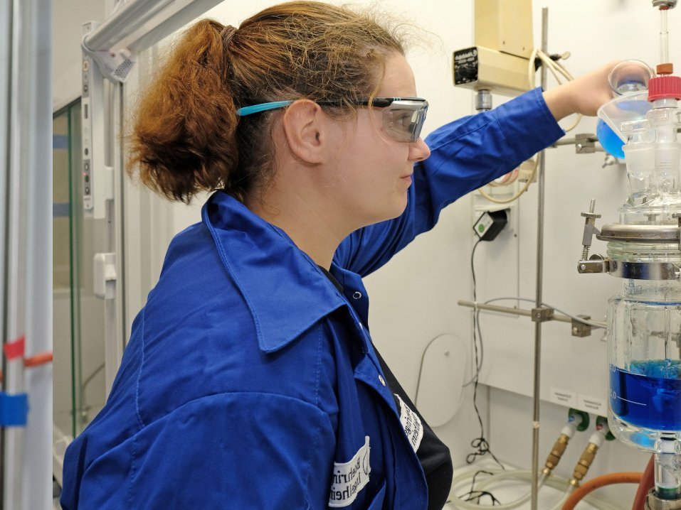 Chemikanten Ingo Roth (54) und Janka Lepper (23)