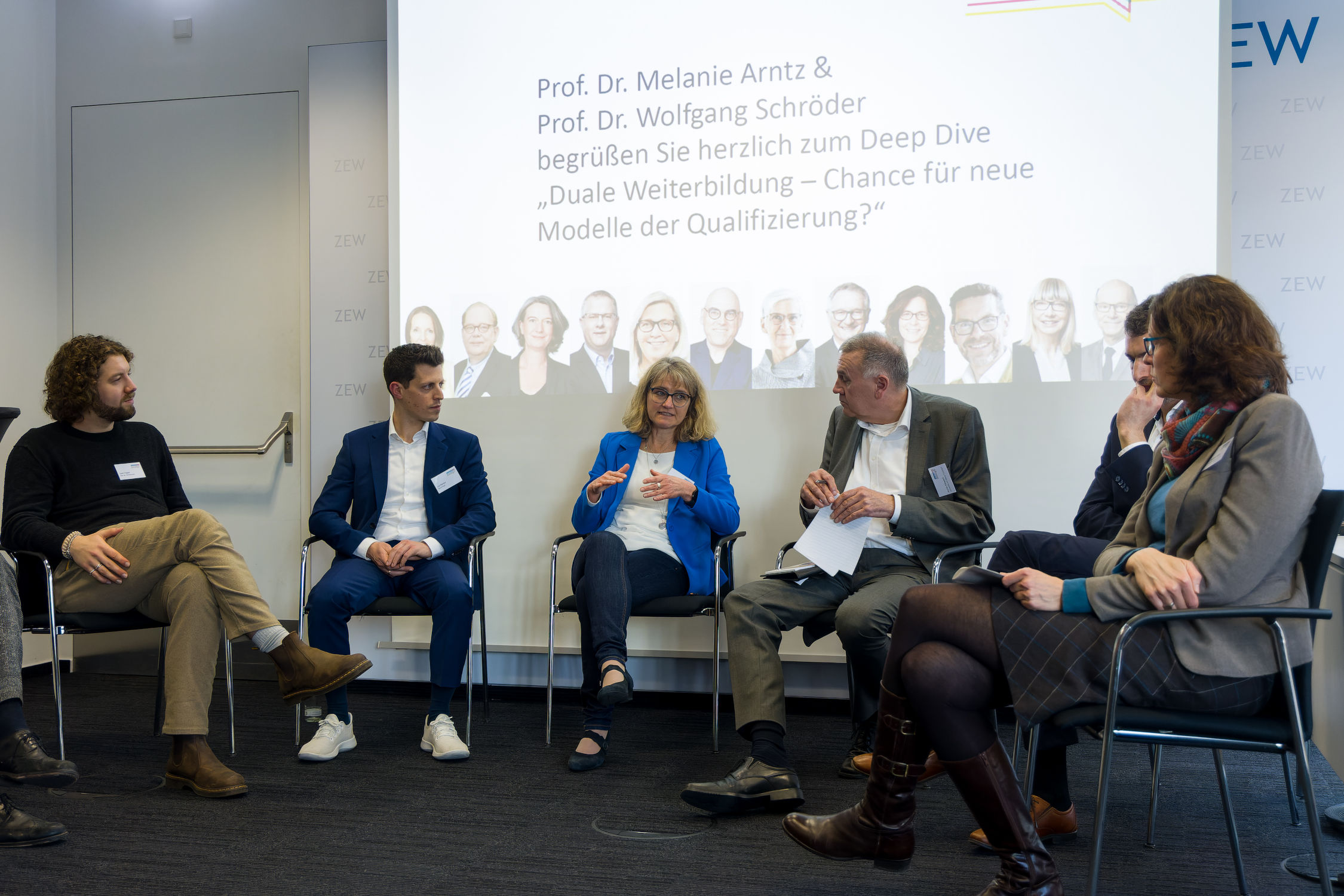 Panel-Diskussion, von links nach rechts: Leon Trippel, Leo Marose, Regina Paulitz, Prof. Dr. Martin Allespach, Dr. Nicolas Echarti, Prof. Dr. Melanie Arntz